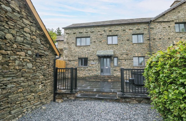 FELL VIEW COTTAGE, family friendly, with hot tub in Kendal