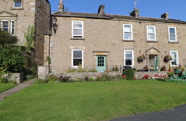 FELLSIDE, family friendly, character holiday cottage in Reeth