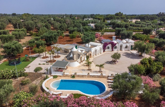Fenced and heated pool, playground, bbq,3 patios, parking,14 km Nat. Reserve