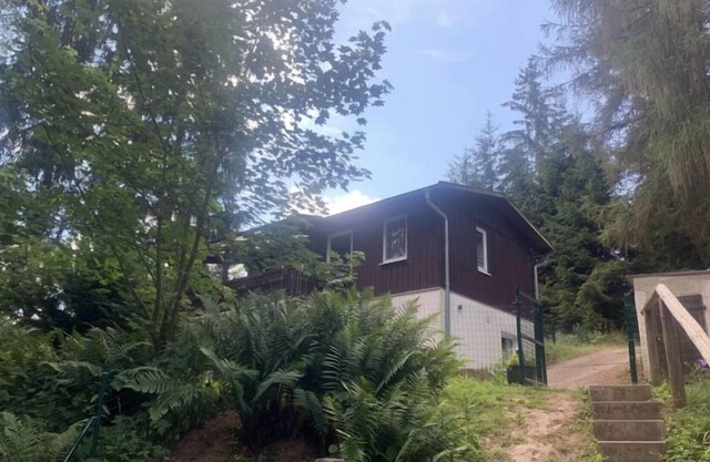 Fenced holiday home with its own sauna right on the edge of the forest
