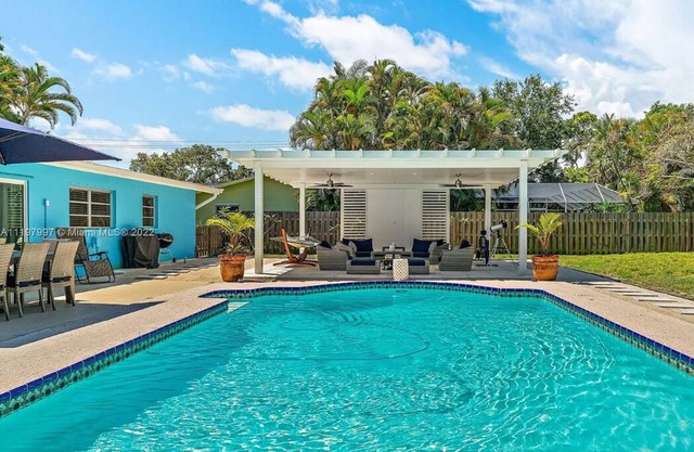 Fenced Yard, All 3 Beds King-Size, Walking Neighborhood & Ocean Access