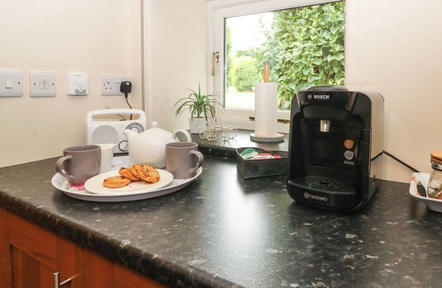 FENNS BARN, family friendly, character holiday cottage in Leek