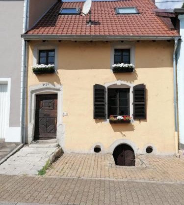 Fereinwohnnung, Ferienhaus, Bauernhaus - 2 kostelnlose Parkplätze - Wifi - schöner Innenhof - 5min bis Saarlouis Innenstadt