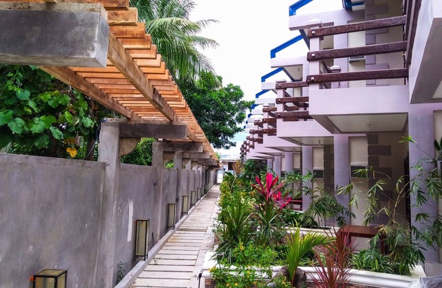 Ferellee Beachfront Inn