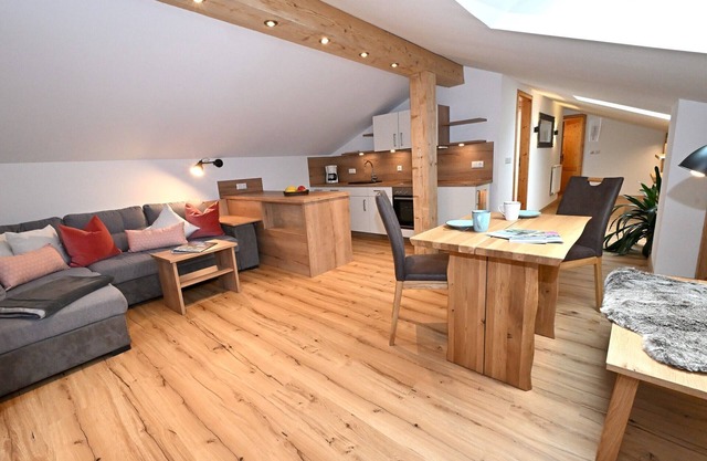 Ferienwohnung Hochalm, 1-2 Personen, 47 qm, Dusche/WC, Südbalkon, TV, separates Schlafzimmer, Nichtraucher, Dachgeschoss