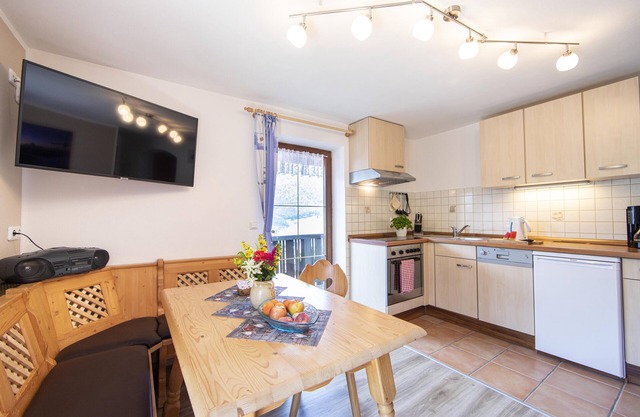 Ferienwohnung Watzmann, 1-4 Personen, 44 qm, Dusche und Bad/WC, Südost-Balkon, TV, 1 Schlafzimmer + 1 Kinderschlafzimmer