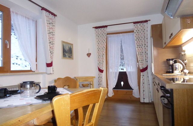 Ferienwohnung Watzmann, 2-4 Personen, 70 qm, Badewanne + Dusche/WC, Süd-Ost-Westbalkon, TV, 2 Schlafzimmer