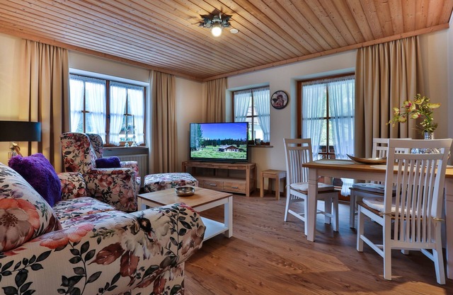 Ferienwohnung Nr. 2, mit Balkon und Bergblick, 45 qm