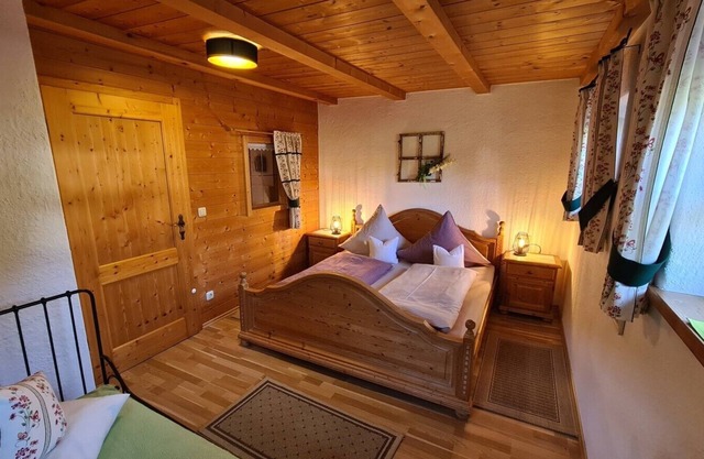 Ferienwohnung Nr. 1, 1-2 Personen, 60 qm, Dusche/WC, Terrasse, TV, W-LAN, 1 Schlafzimmer + 1 Wohnschlafzimmer, Kachelofen