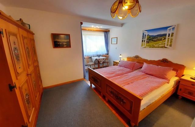 Ferienwohnung Nr. 1, 1-2 Personen, 45 qm, Dusche/WC, Balkon, TV, 1 Schlafzimmer, Obergeschoss, Nord-Westen
