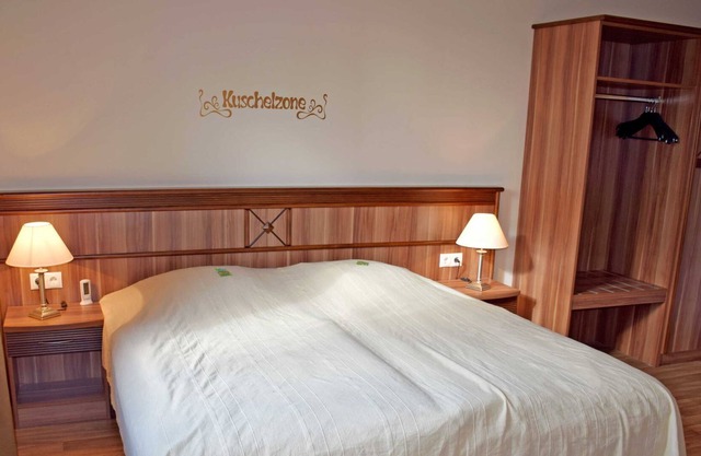 Ferienappartement Abendrot mit Balkon und Kamin - Manor house apartment with fireplace, outdoor pool and partly...