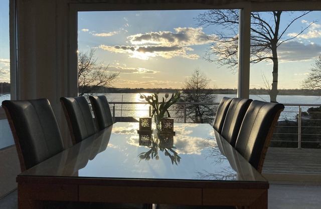 Ferienh.,Max. 6 Pers. right on the lake and 3 km from the beach. Perfect location. WLAN Conne.