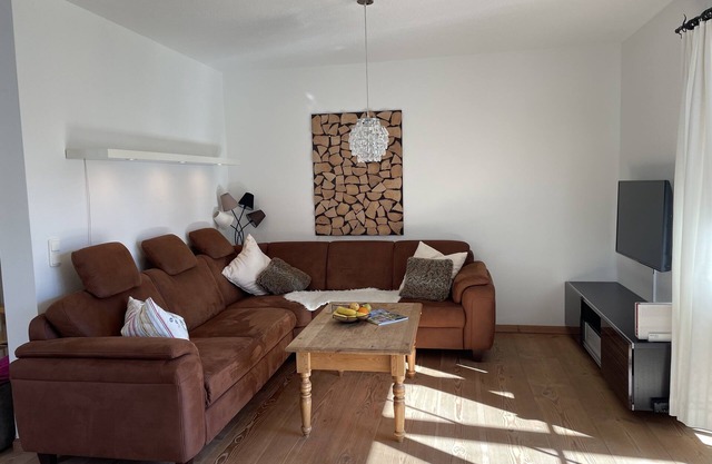 Ferienhaus, 140qm, Balkon, Terrasse, Garten, 3 Separate Schlafzimmer, Wohnzimmer mit Kachelofen, Küche, Bad, max 6 Personen