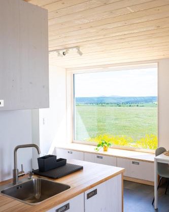 Ferienhaus am Flugplatz, umgeben von Natur