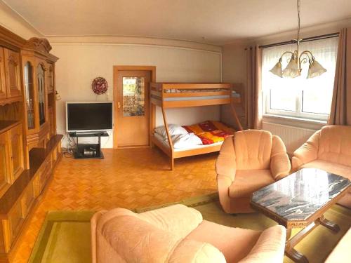 Ferienhaus in Bärenstein bei grünen Hügeln