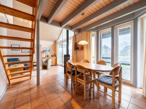 Ferienhaus mit Terrasse und Balkon