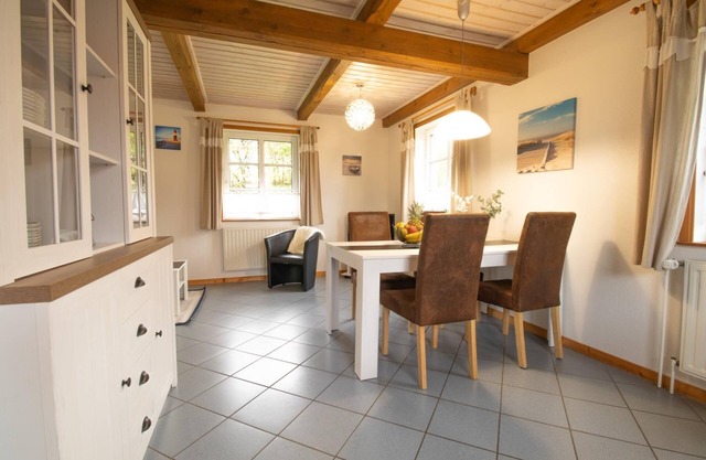 Ferienhaus Robbe, Großzügige Doppelhaushälfte für bis zu 4 Personen mit Garten und Sauna, Hunde Erlaubt