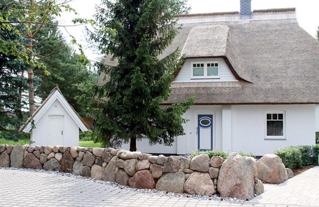 Ferienhaus Rubin mit Sauna und Kamin, Reetdachhaus am Walde
