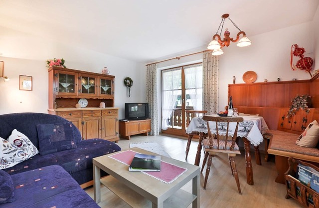Ferienwohnung 1 bis 4 Personen, 70 qm, 2 separate Schlafzimmer, Bad mit Badewanne und Dusche, Balkon