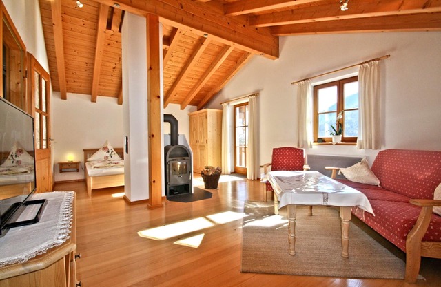 Ferienwohnung "Kampenwandblick" 74 qm° mit extra Schlafzimmer und Süd-Ost und Westbalkon