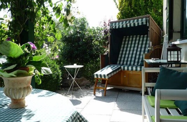 Ferienwohnung mit Terrasse mit Blick auf den Bodden und Garten