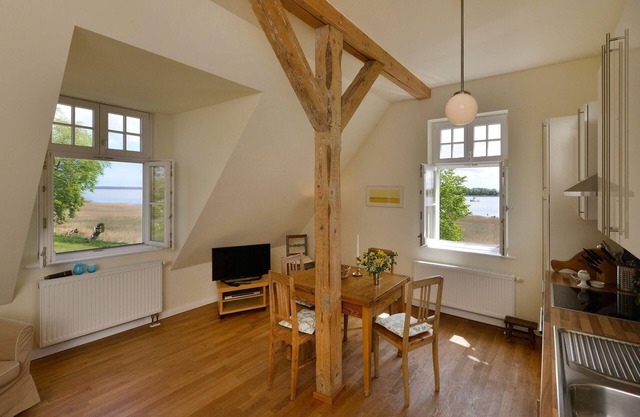 Ferienwohnung 5 am Wasser Gut Grubnow Rügen WLAN und Sauna