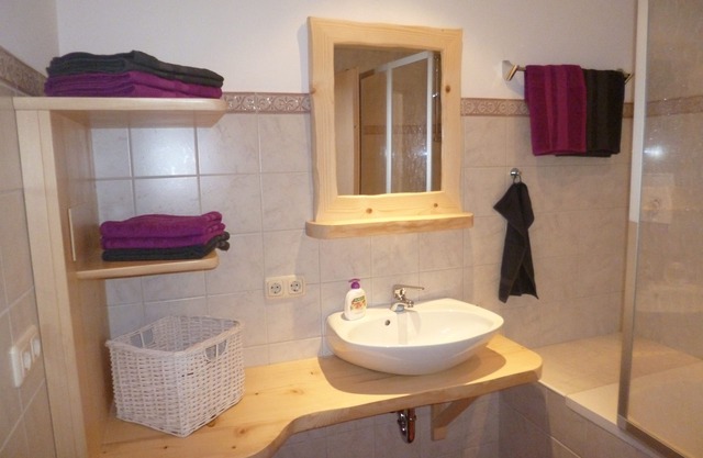 Ferienwohnung, 1-3 Personen, 56 qm, Dusche/Bad/WC, Terrasse+Balkon, TV, 1 Schlafzimmer + Wohnschlafzimmer, Nichtrauche