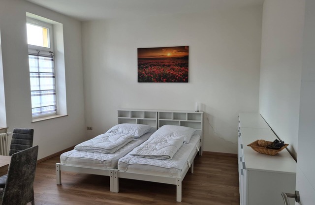 Ferienwohnung 1- Raum mit Balkon, Zusätzl. Kinderbett Möglich 20min v. Dresden
