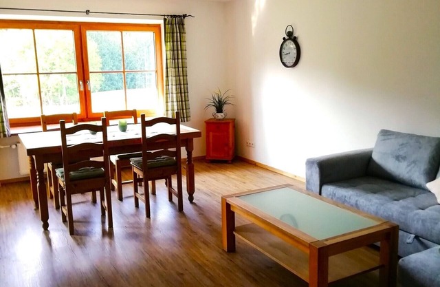 Ferienwohnung 100qm, Balkon, 2 Schlafzimmer, Wohnzimmer, Badewanne, Bergblick, Wlan, max 4 Pers