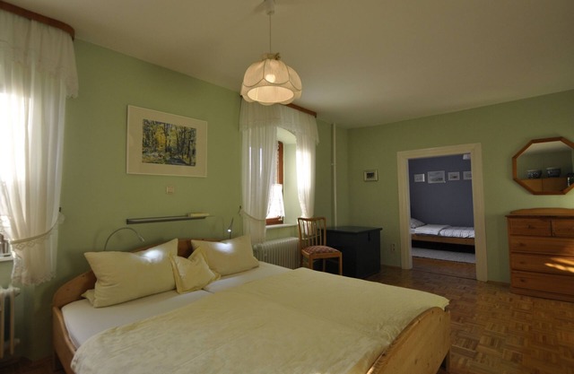 Ferienwohnung, 80qm, mit herrlichen Ausblick auf den Landhausgarten und die umliegenden Wiesen, kostenfreies WLAN, voll ausgestattet
