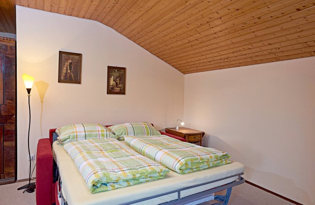 Ferienwohnung bis 3 Personen, 45qm, Dachgeschoss, 1 Einzel-Schlafzimmer, Wohn/Schlafraum, Küche, Süd-Loggia