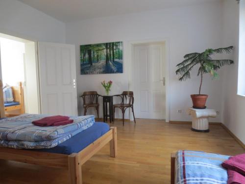 Ferienwohnung Creutzer in Leipzig Gottscheina, ideal auch für Monteure, kostenfreies, schnelles Wlan kostenfreies Parken, geräumiges Appartment mit 4 Einzelbetten, Komplettausstattung Küche, Bad mit Badewanne und Dusche Waschmaschine, Wäschetrockner