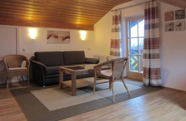 Ferienwohnung für 1-4 Personen, Wohnzimmer mit Schlafcouch, Küche, Schlafzimmer, Dusche/WC, Balkon