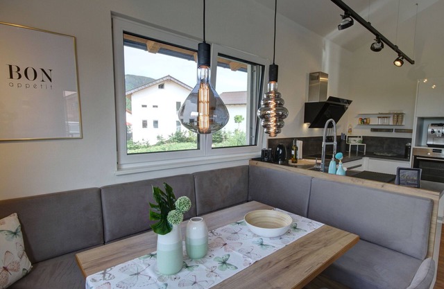Ferienwohnung für 2-5 Personen, 2 Schlafzimmer mit Terrasse und Balkon, 75 m²