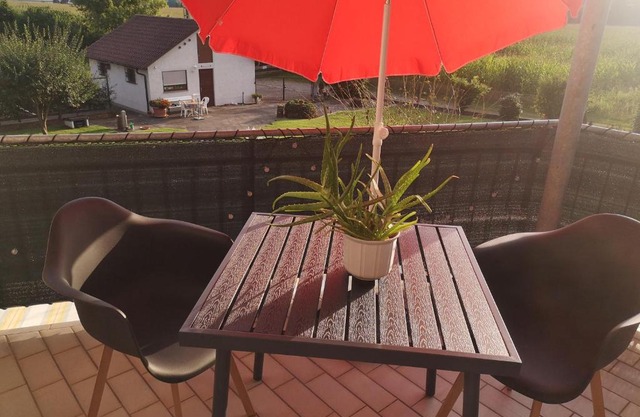 Ferienwohnung im Grünen, 10 km RV, 30 km Bodensee, Küche Bad Balkon