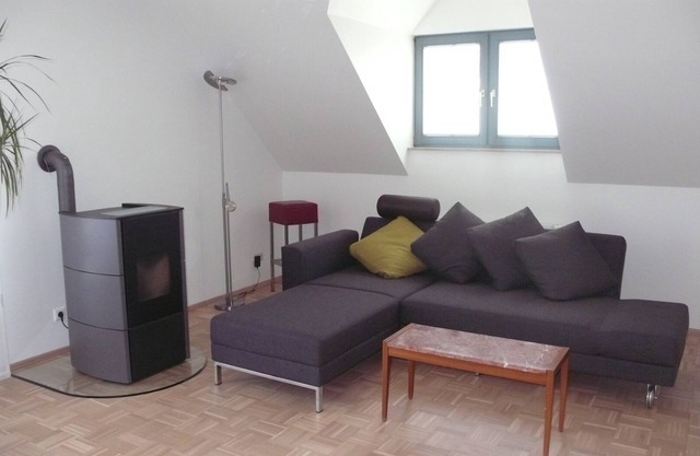 Ferienwohnung in Ehemaliger Bank, 100 qm, Schlafzimmer, Leseraum mit Bettcouch, Balkon, Max. für 3 Personen