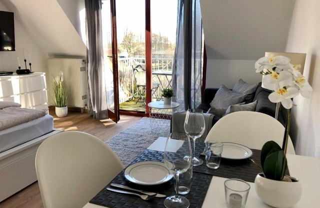 Ferienwohnung-Mary-Poppins-mit-Balkon-zwischen-Strand-Wald-Wiese-im-Suedosten-der-Insel-Ruegen