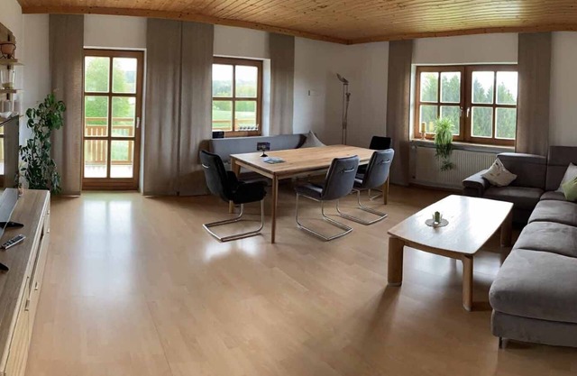 Ferienwohnung mit Balkon, Terrasse und beheiztem Pool im Garten