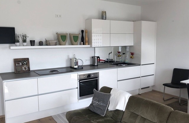Ferienwohnung mit Holzterrasse und ebenerdiger Dusche für zwei Personen