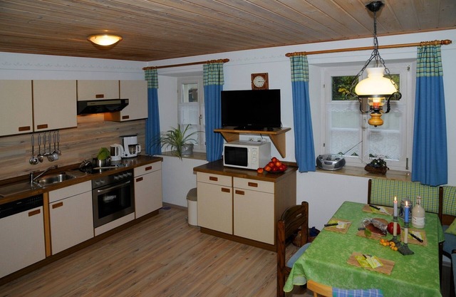 Ferienwohnung mit kleiner, überdachter Frühstücksterrasse