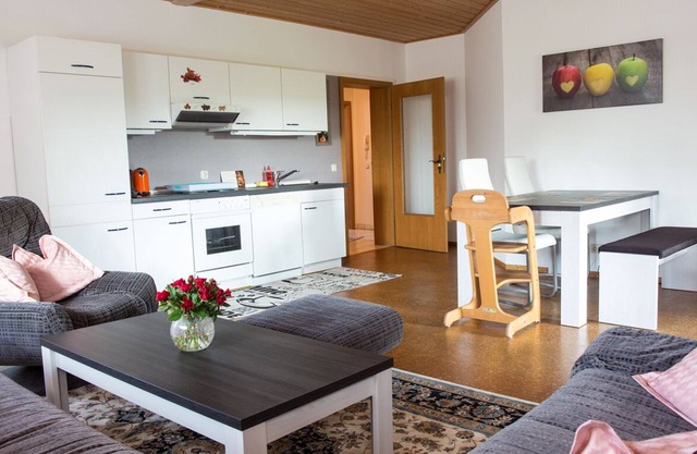 Ferienwohnung mit schönem, großen Erkerzimmer mit Zugang zum Balkon
