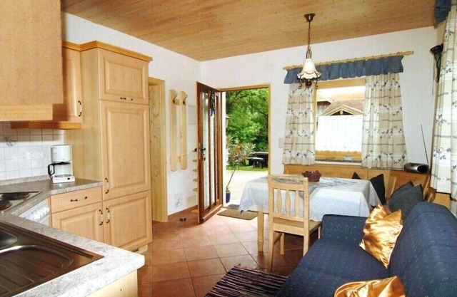 Ferienwohnung Nr. 5, 30 qm, Schlafzimmer, Wohnzimmer mit Küchenzeile, 1 Zustellbett, Terrasse, 4 Sterne, max. 3 Personen