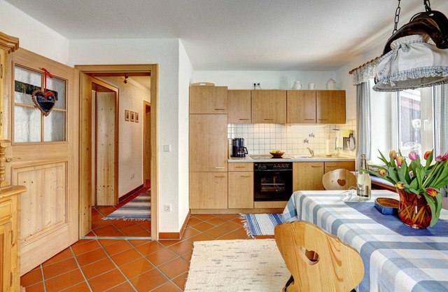 Ferienwohnung Nr. 02 "Kehlstein" für 1-2 Pers., ca. 54 qm, Schlafzimmer, Wohnraum, Küche, Balkon