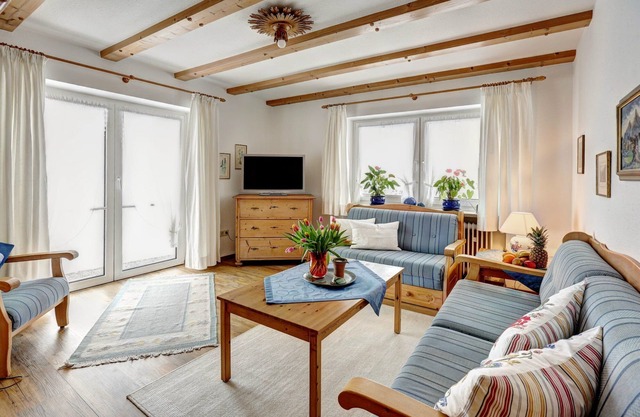 Ferienwohnung Nr. 01 "Watzmann" für 1-2 Pers., ca. 54 qm, Schlafzimmer, Wohnraum, Küche, Terrasse