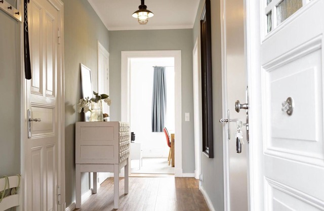 Ferienwohnung "villa Laboe" Über 85qm² bis zu 5 Personen. Wohnzimmer mit Großer, Gemütlicher Sitzgruppe , Volleingerichtete Küche mit Geschirrspüler und Essplatz, Geäumiger Flur mit Garderobe, Smart-tv, Blu-ray, W-lan, 2 mal
