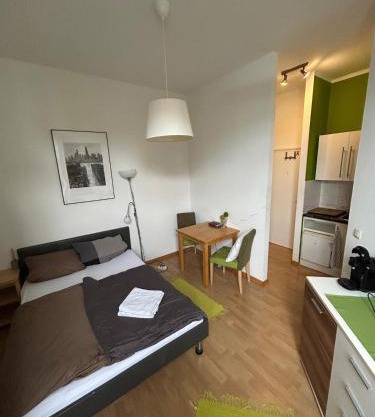 Ferienwohnung zentral am Bahnhof mit Küche, Badezimmer, gratis Parkplatz & WLAN