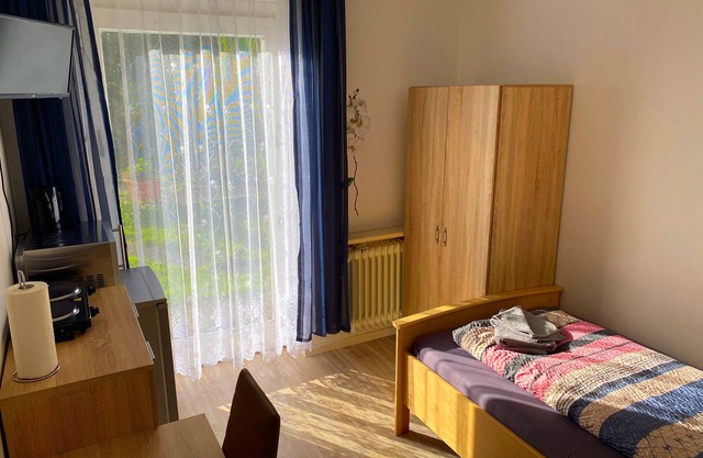 Ferienzimmer Fischach mit Kochgelegenheit, Dusche und Terrasse