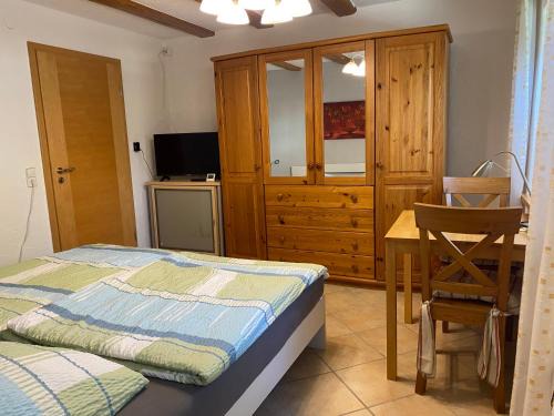 Ferienzimmer Oelhaf Zimmer in Grau Self Check-In mit Key Tresore