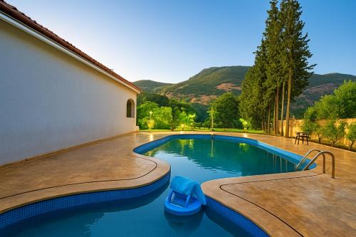 Ferme avec piscine et vue panoramique