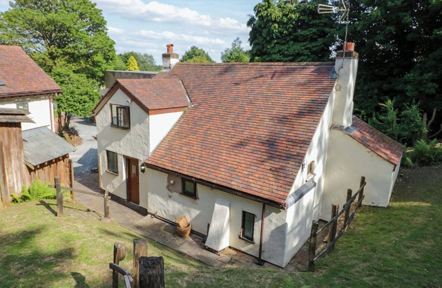 FERN COTTAGE, pet friendly, with open fire in Cofton Hackett